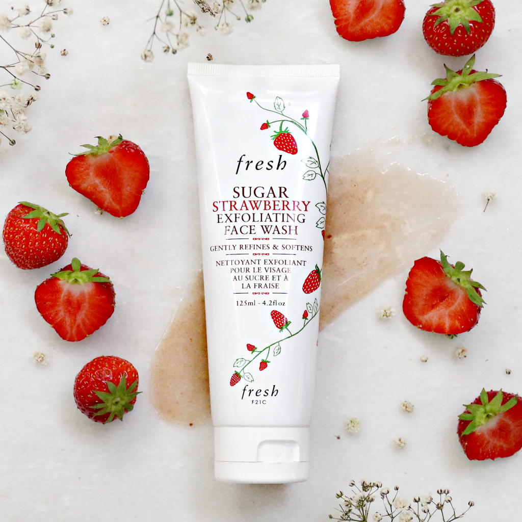 Fresh Sugar Strawberry Exfoliating Face Wash 20ml. คลีนเซอร์ล้างหน้าผสานส่วนผสมของสตรอว์เบอร์รี่ที่ช่วยผลัดเซลล์ผิวอย่างอ่อนโยน ขจัดน้ำมันส่วนเกิน และทำให้รูขุมขนแลดูเล็กลง